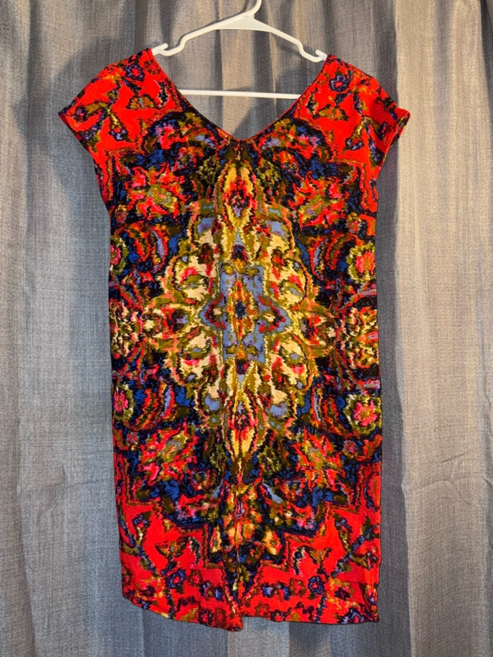 Maeve Red V‑Neck Shift Dress with Bold Abstract Medallion Anthropologie XS